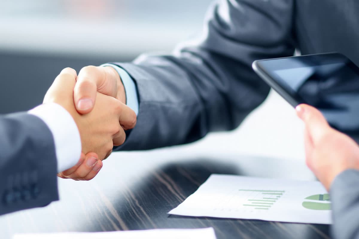 Handshake bei Vermietung der Mietwohnung Top 8